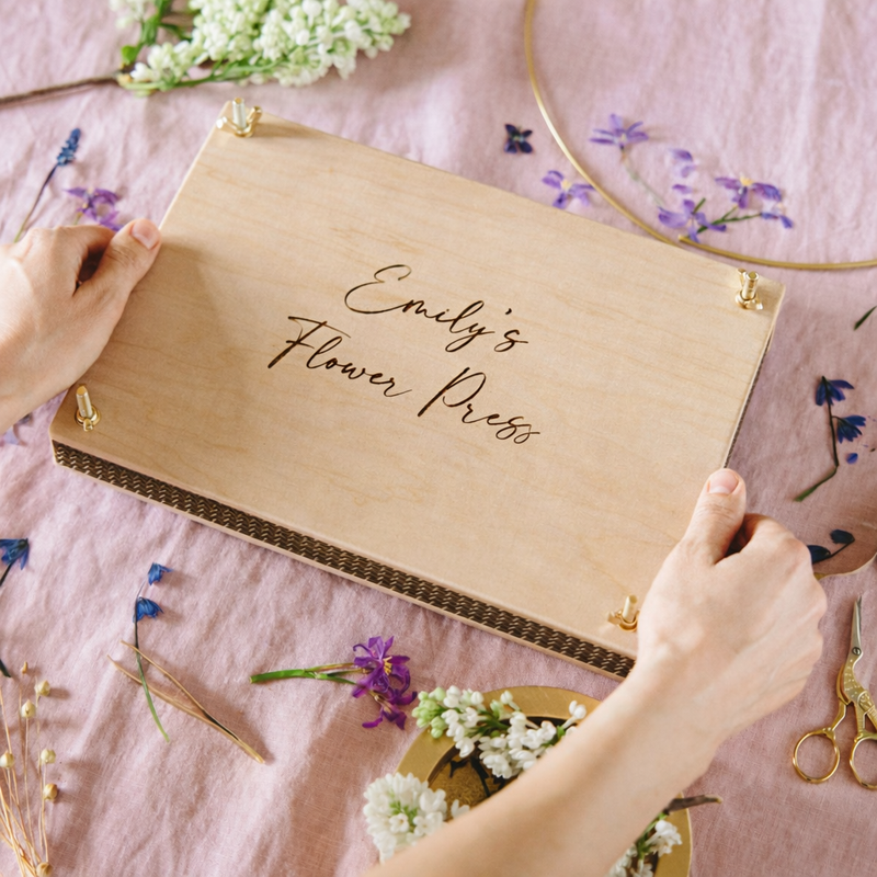 BloomPress – personalizēts saplākšņa ziedu preses komplekts